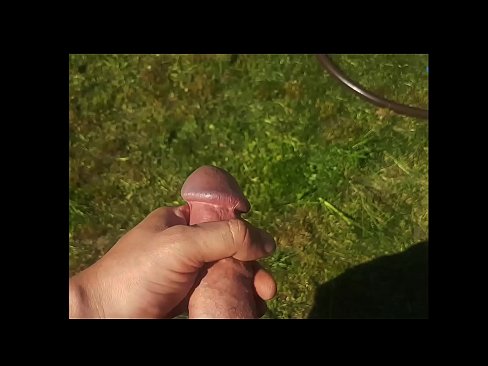 ❤️ Vruća zgodnica jebe svoju ružičastu macu i svršava špricom u ljetnom vrtu Jebeni video na hr.123sex.ru